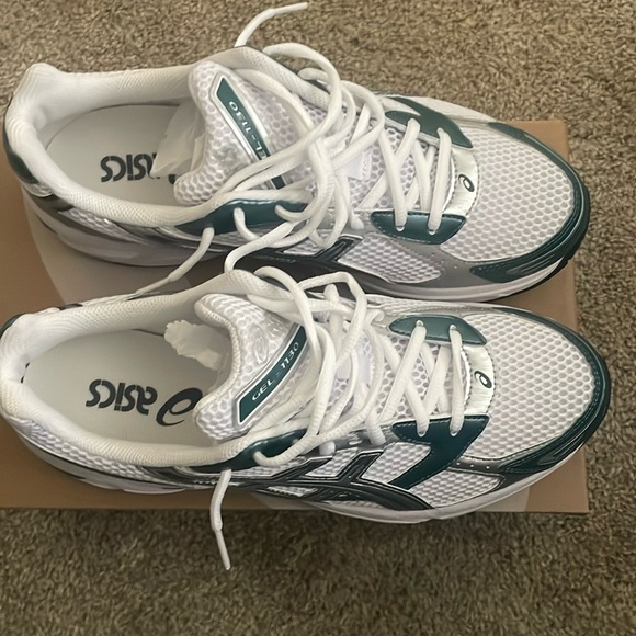 ASICS - Picture 2 of 6